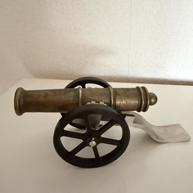 Decorative cannon with wheels