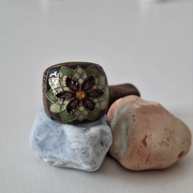 Bague en bronze avec détail floral