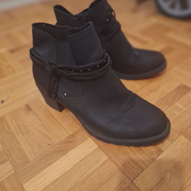 Stivaletti neri con tacco e cinturini