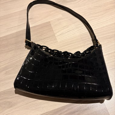 Schwarze Schultertasche aus Lackleder