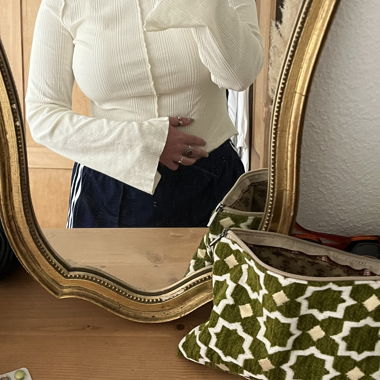 cremefarbenes langarmshirt