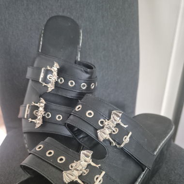 Fledermaus Platform-Sandalen