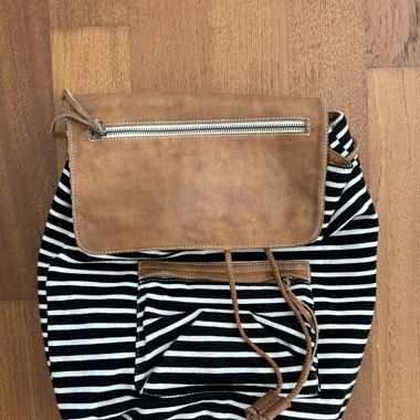 Zaino nero e bianco