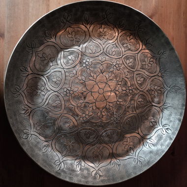 Grande vassoio decorativo in metallo inciso