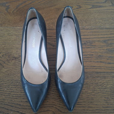 Dunkelblaue Pumps mit spitzem Zeh