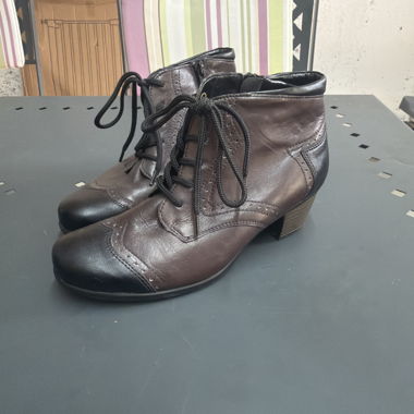 Stivaletti allacciati in pelle da donna
