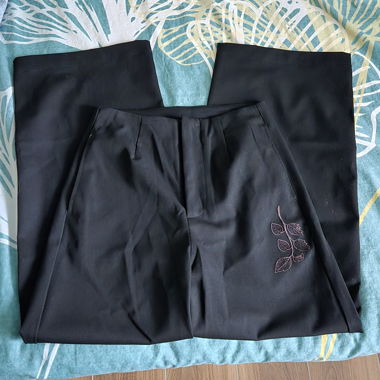 Pantalon noir avec broderies