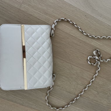 Sac à bandoulière blanc avec chaîne