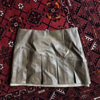 Jupe courte plissée en simili cuir