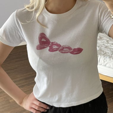 In Print We Trust kissy baby-tee