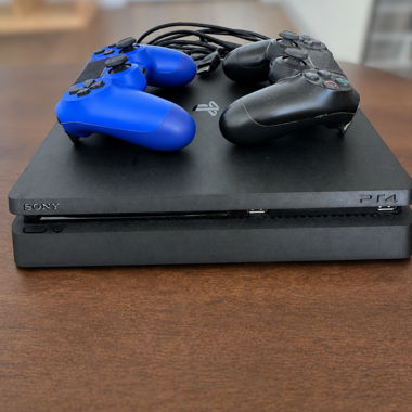 PS4 Konsole mit 2 Controllern