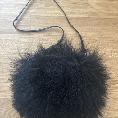 Sac bandoulière en peau de mouton noire