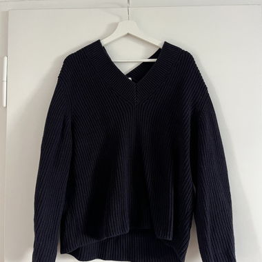 Dunkelblauer Strickpullover mit V-Ausschnitt