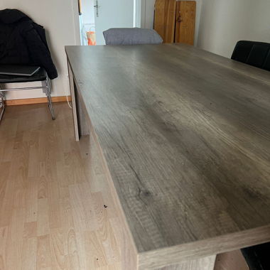 Table à manger aspect bois