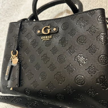 Borsa Guess nera con motivo embossato
