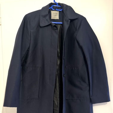 Coat in navy blue color, worn a few times 