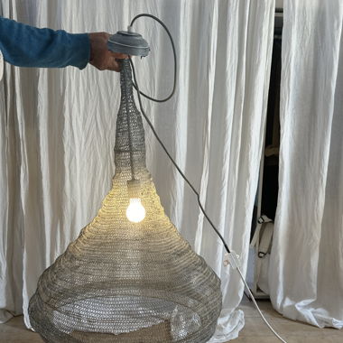 Lampe en maille métallique 