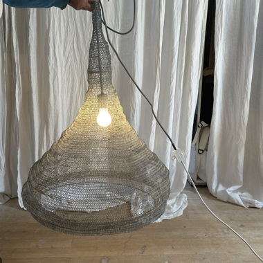 Lampe en maille métallique 