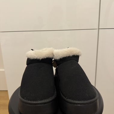 Schwarze Hausschuhe mit Fell und Schleife