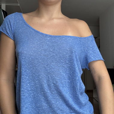 T-Shirt Blau mit freiem Schulterbereich