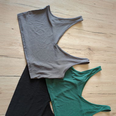 3 crop tops in unterschiedlichen Farben