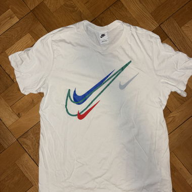 Nike weisses T-Shirt mit mehrfarbigem Swoosh
