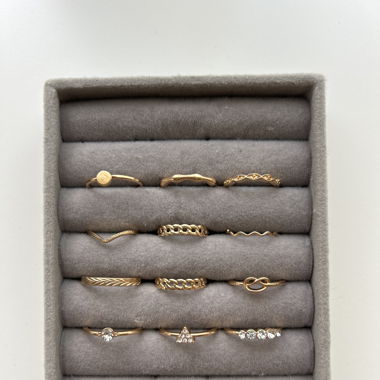 Set mit 12 süssen, feinen Goldringen