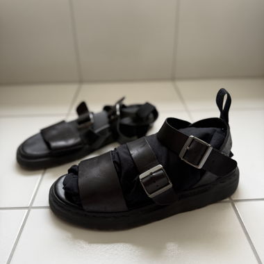 Dr. Martens schwarze Ledersandalen