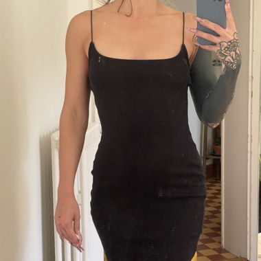 Schwarzes Kleid mit Trägern