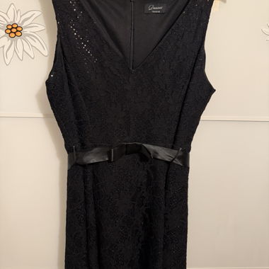 Abito nero in pizzo con cintura