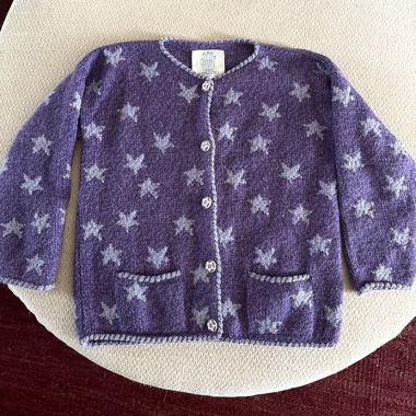 Amano Cardigan mit violetten Sternen