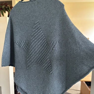 Poncho in maglia grigio con motivo a stelle