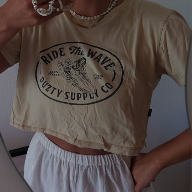 Gelbes Surf-Cropped-Top von einer Surfmarke aus Costa Rica