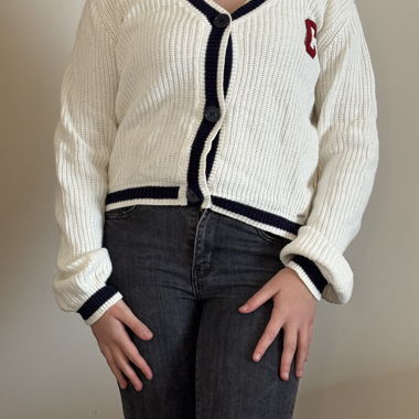 Cardigan bianco con lettera C