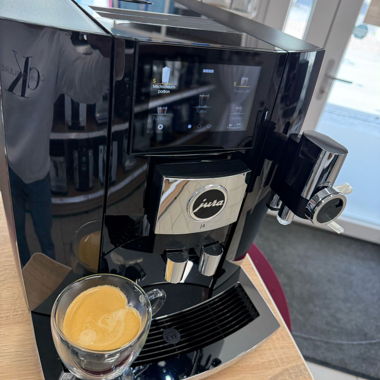 Jura J8 Vollautomat Kaffeemaschine schwarz
