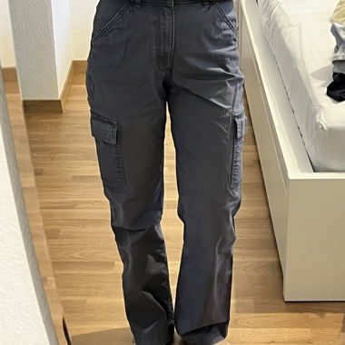 Grau-blaue Cargohose mit Seitentaschen