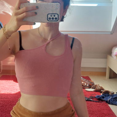 Top corto rosa con cut-out