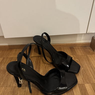 Schwarze Sandalen mit Absatz