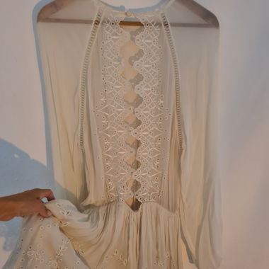 Superbe robe dos dentelle ouvert sur la colonne, M