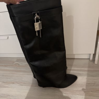 Stivale nero con lucchetto
