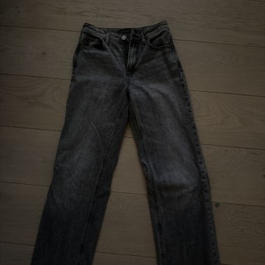 Grey High-Waist Jeans