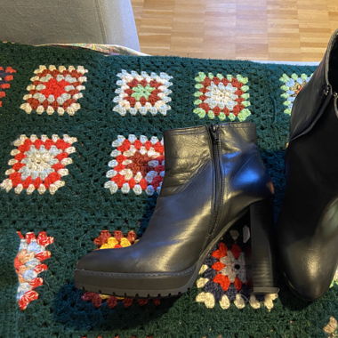 Black leather high heel shoes 