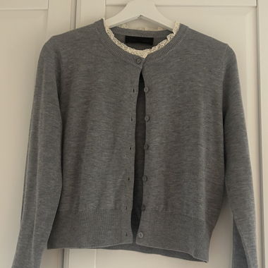 Veste en maille grise de Zara avec dentelle