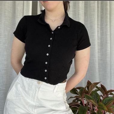 Crop-top court côtelé noir boutonné
