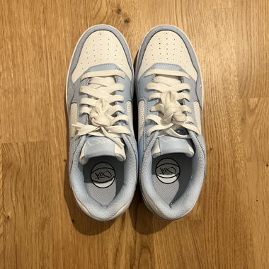Baskets bleu clair et blanches