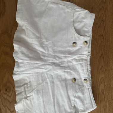 Short bianchi con bottoni 