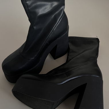 Schwarze Plateau-Stiefeletten mit Absatz