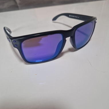 Oakley unisex sunglasses