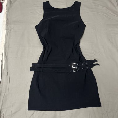 Schwarzes kurzes Kleid