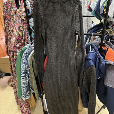 Robe en maille gris foncé avec or